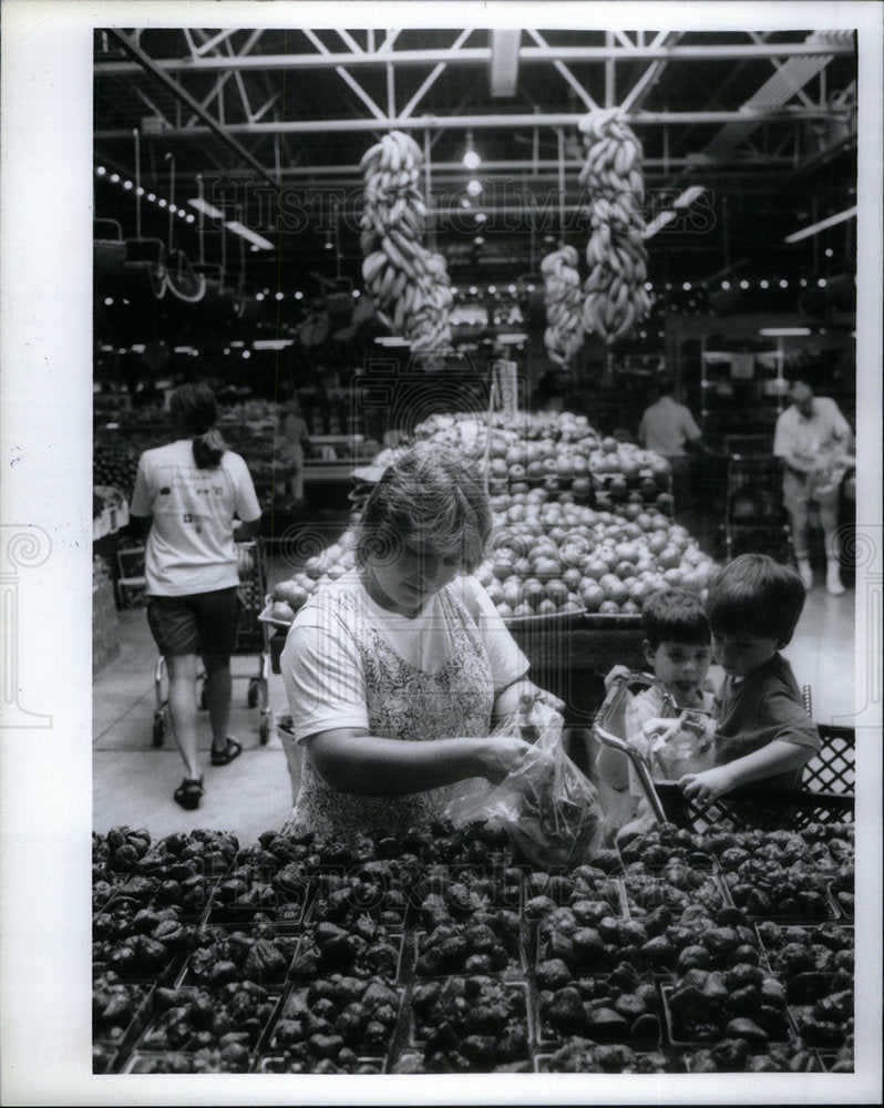 1992 Westborn Market Produce Detroit - Historic Images