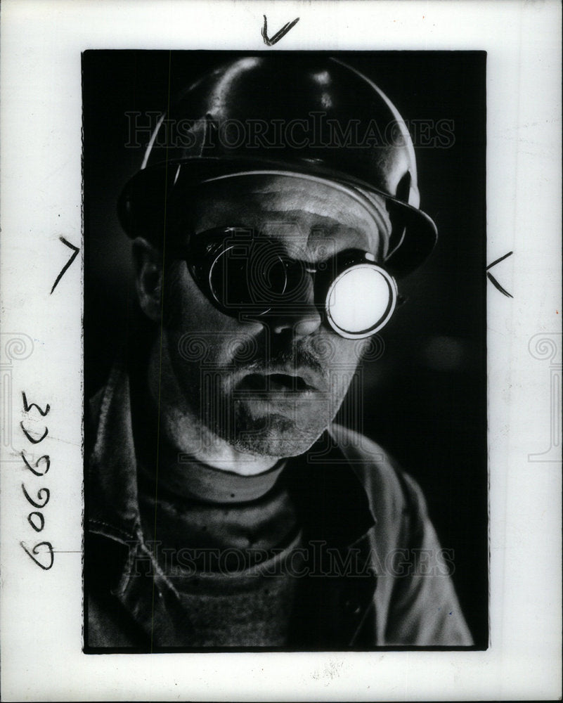 1982 McLouth Steel Employee - Historic Images