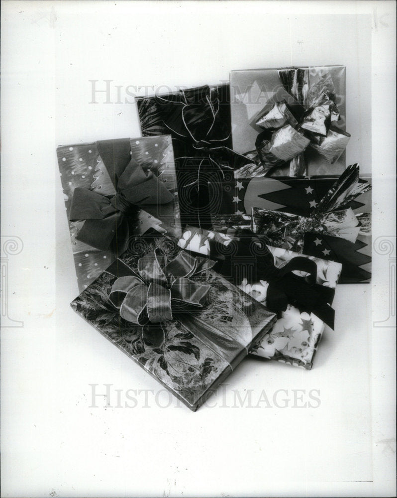 1991 Christmas Gifts and Wraps - Historic Images