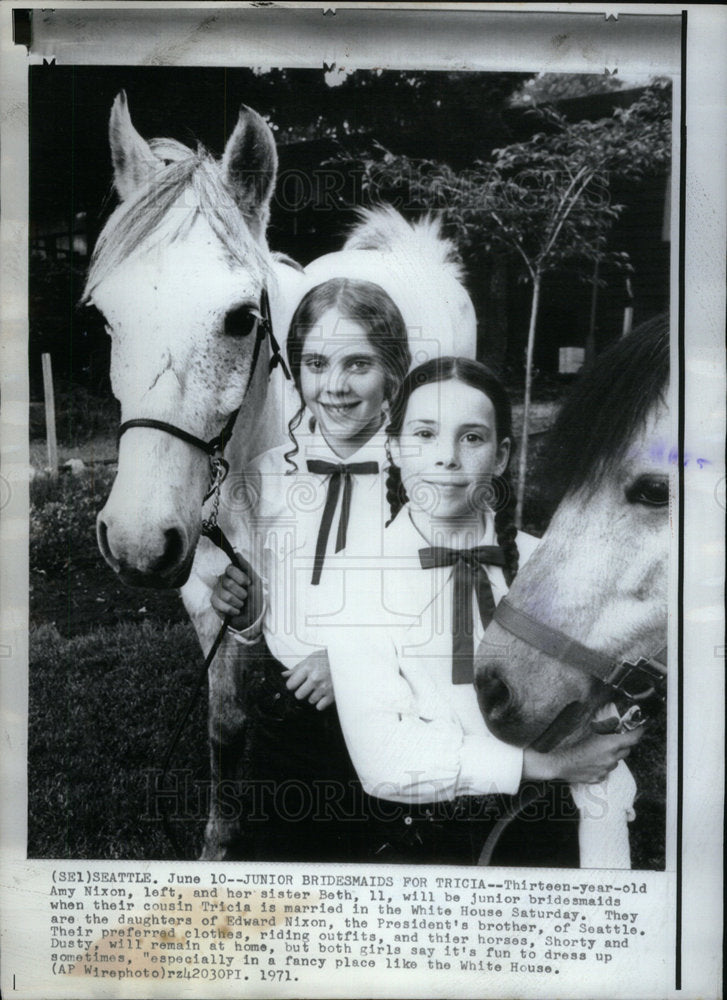 1971  Amy Nixon Sister Beth Cousin Tricia - Historic Images