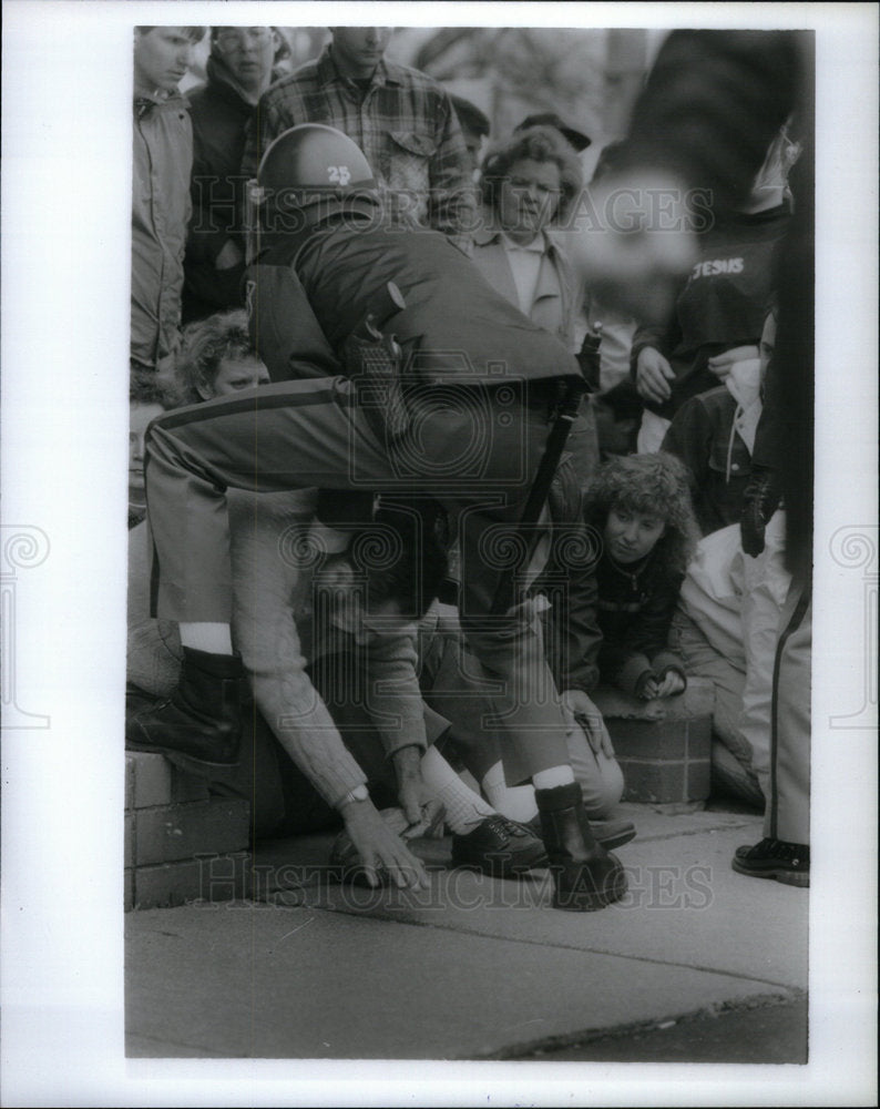 1989 Livonia Police Abortion Demonstrators - Historic Images