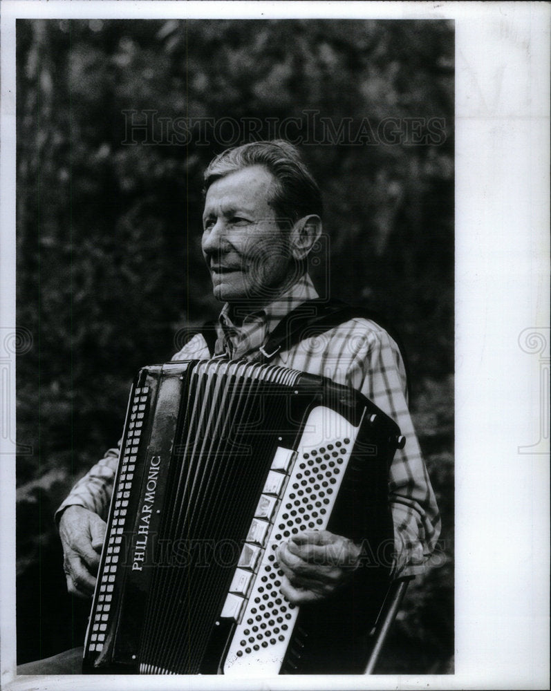 1990 Art Moilanen playing accordians - Historic Images