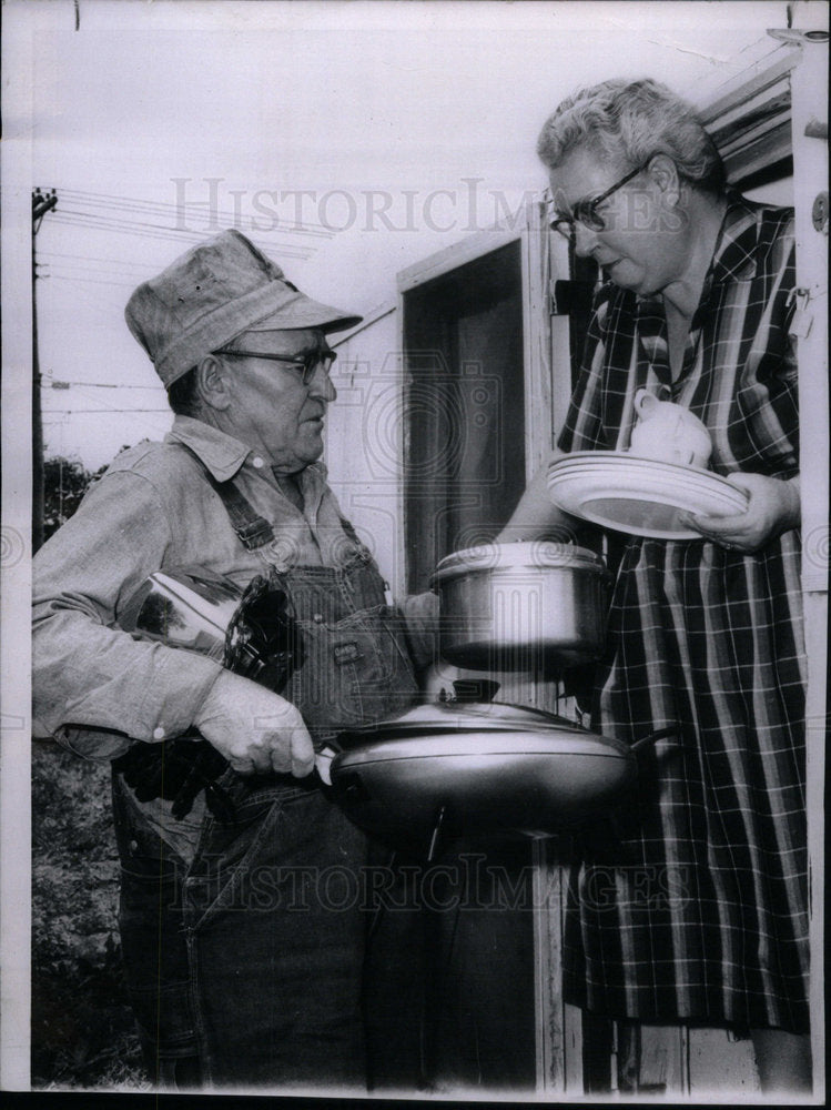 1959 Eldon Leaming packs harvest trek - Historic Images