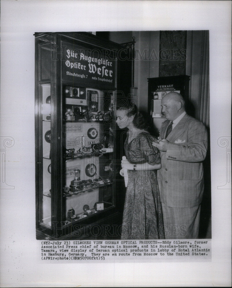 1953 Eddy Gilmore and wife view display - Historic Images