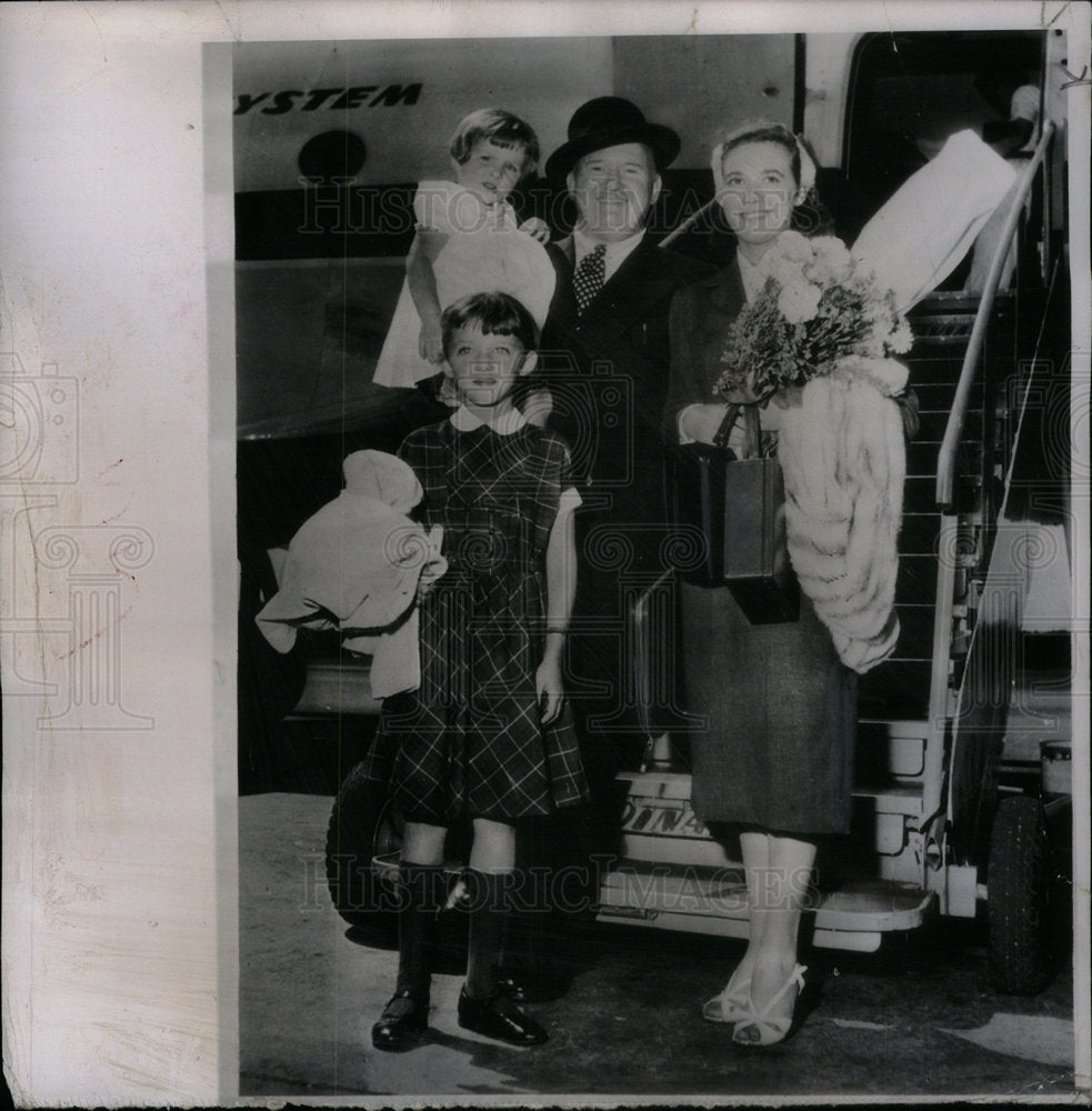 1953 Press Photo AP Correspondent Gilmore With Family - Historic Images