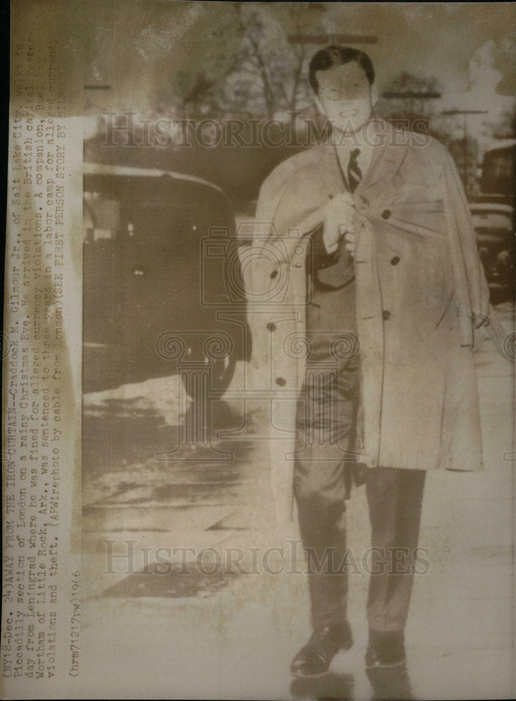 1966 Press Photo Craddock Gilmour Jr Piccadilly walks - Historic Images