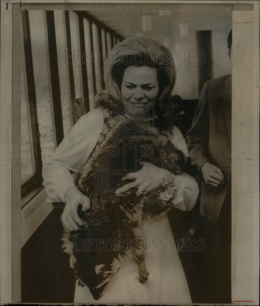 1973 Press Photo Mrs. Wendell Anderson/Raccoon - Historic Images