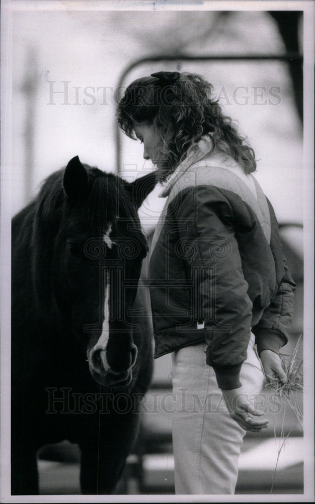 1989 Press Photo Tina Anderson Laure Fantastic straw - Historic Images