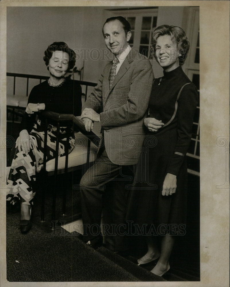 1974 Press Photo Bruce Alexander wife society members - Historic Images