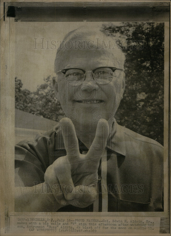 1969 Press Photo Aldrin Sr. makes big V sign. - Historic Images