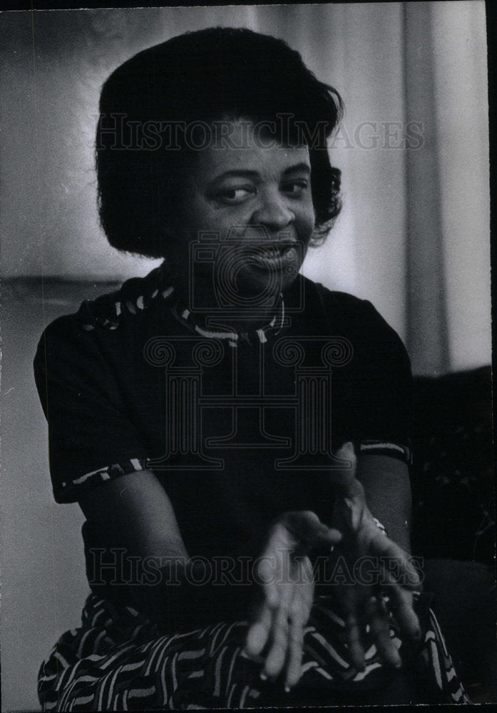 1972 Press Photo Mrs Gazella Alexander writer poet sits - Historic Images