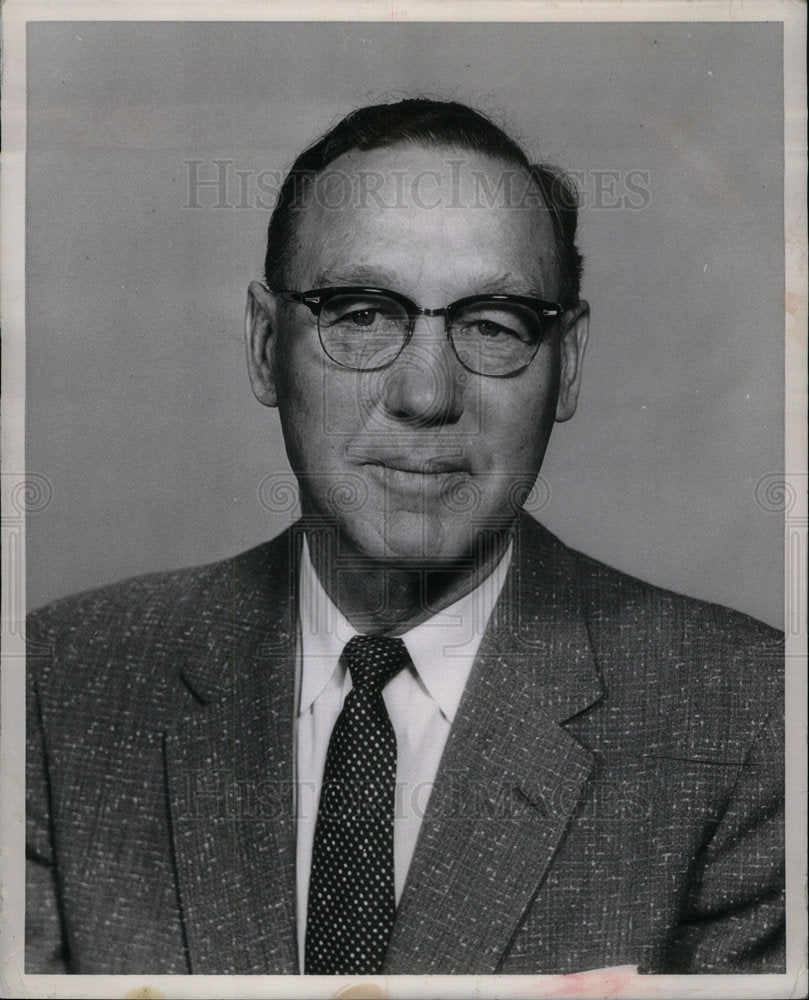 1957 Press Photo Lyman Andrews spectacles wears suit - Historic Images