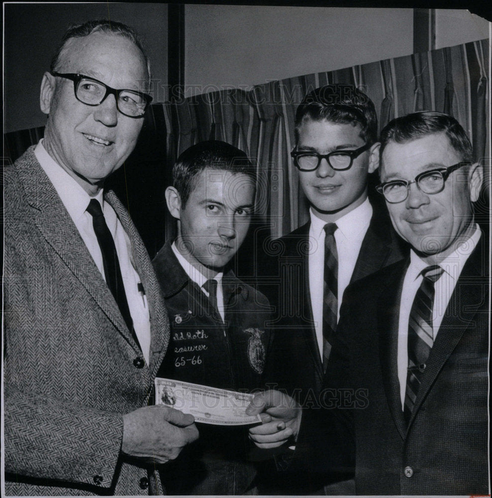 1967 Press Photo Andrews presents bond to FFA winners - Historic Images