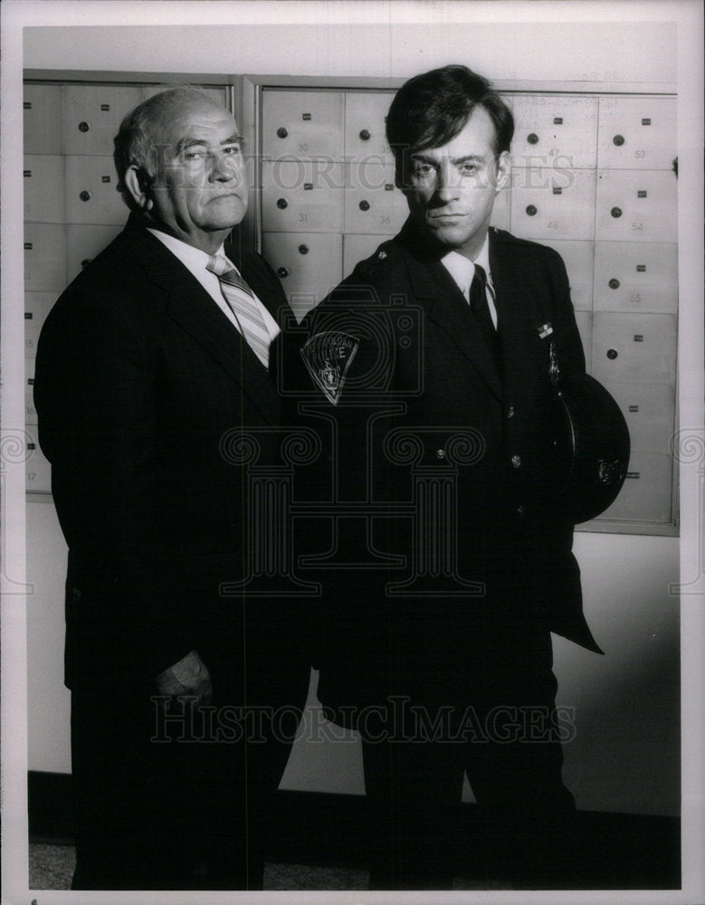 1990 Press Photo Actor Asner and Sharkey - Historic Images