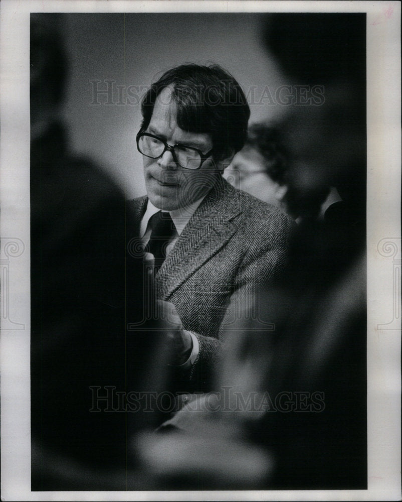 1979 Press Photo Criag Barnes Note Committee Discussion - Historic Images