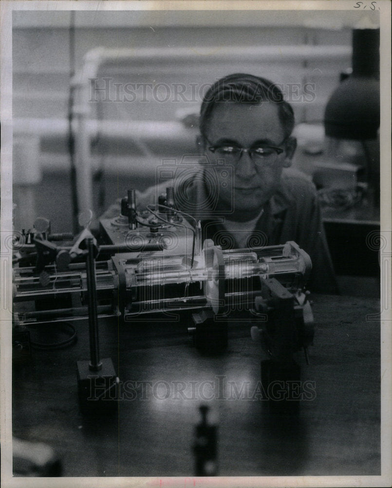 1969 Press Photo Richard Barger Builder Laboratory - Historic Images