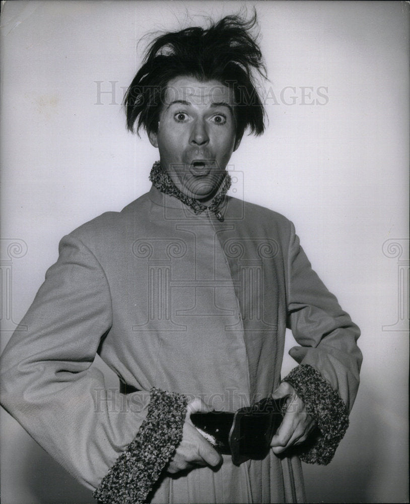 1981 Press Photo Mad Russian Costume Dennis Day Hair - Historic Images