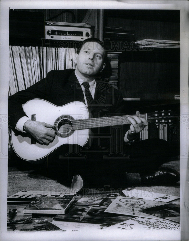 1975 Press Photo Theodore Meir Bikel Folk Musician Max - Historic Images