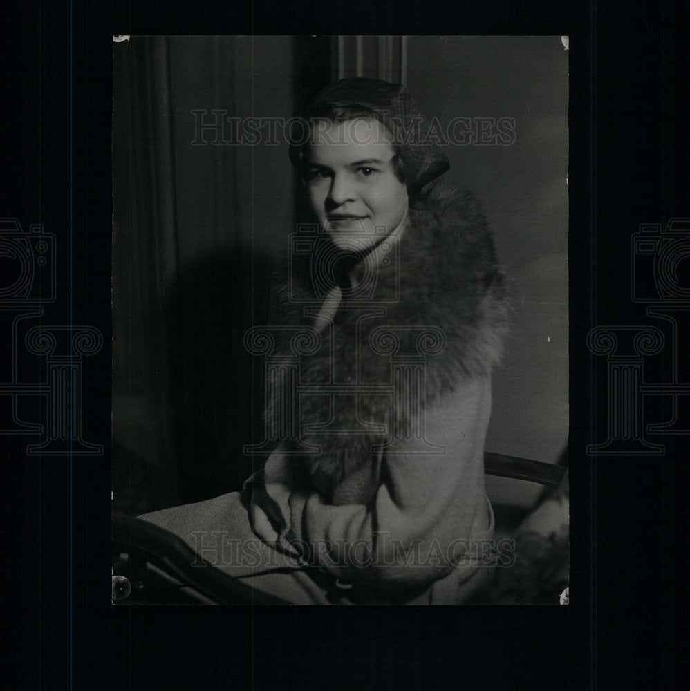 1932 Press Photo Margaret Hollis Black White Smile - Historic Images