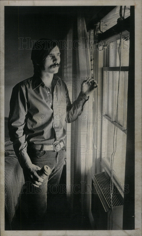 1979 Press Photo Robert Barnard Gazes Motel Window - Historic Images