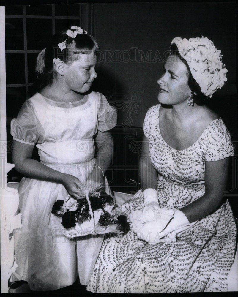 1961 Press Photo Victoria Emery Beautiful Girl Flowers - Historic Images