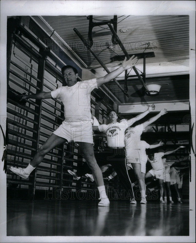 1967 Press Photo YMCA organization members workout - Historic Images