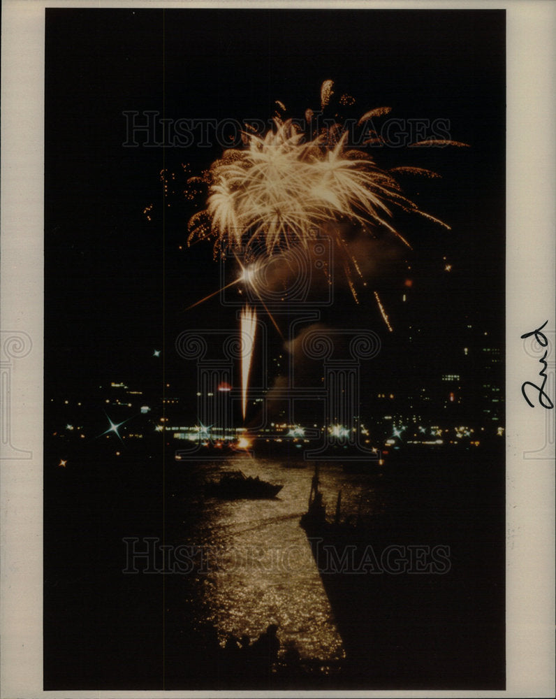 1984 Press Photo Fire works people celebrates event - Historic Images