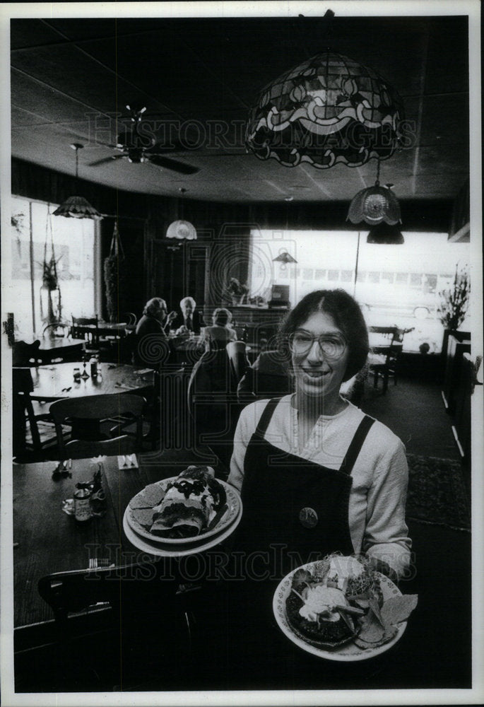 1981 Press Photo Francine smiley food Fourth street - Historic Images