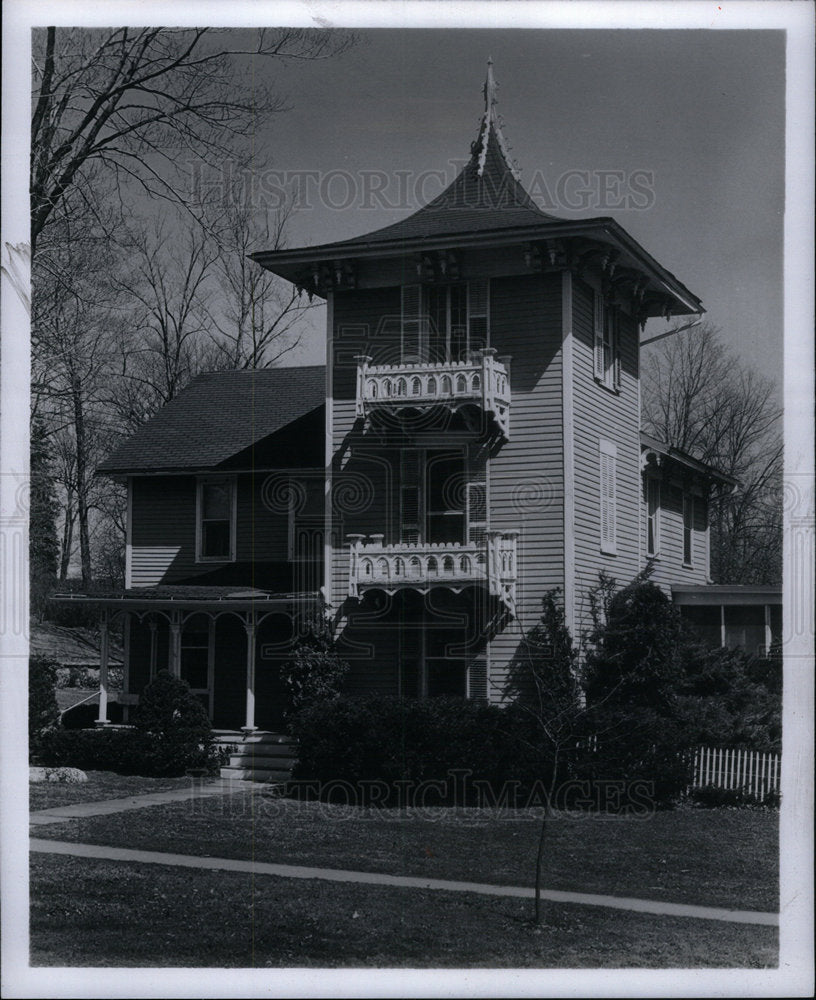 1974 Press Photo Robert Sackett home owner exterior - Historic Images