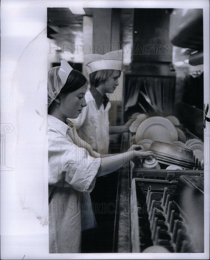 1973 Press Photo Win Schwler Restaurant Larry Schuyler - Historic Images