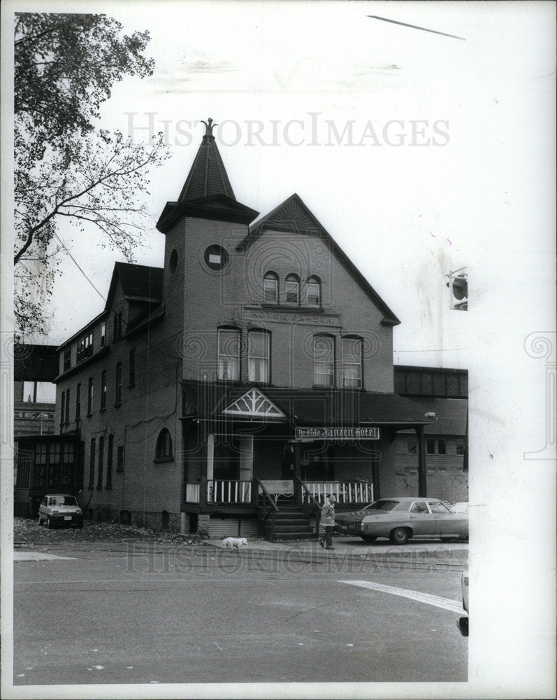 1983 Press Photo Janzen Hotel Marquette Michigan City - Historic Images