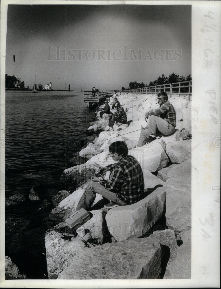 1981 Press Photo Michigan and Muskeegan lake Fishing - Historic Images