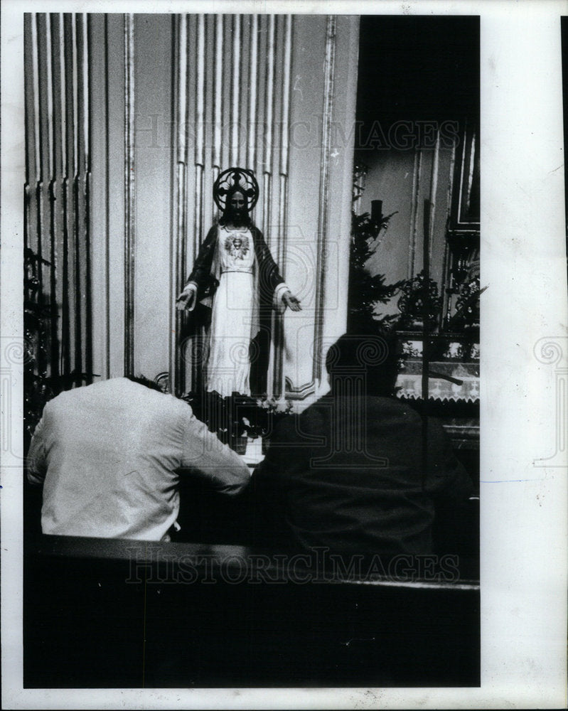 1982 Press Photo Hunger Striches Church Christ Statue - Historic Images