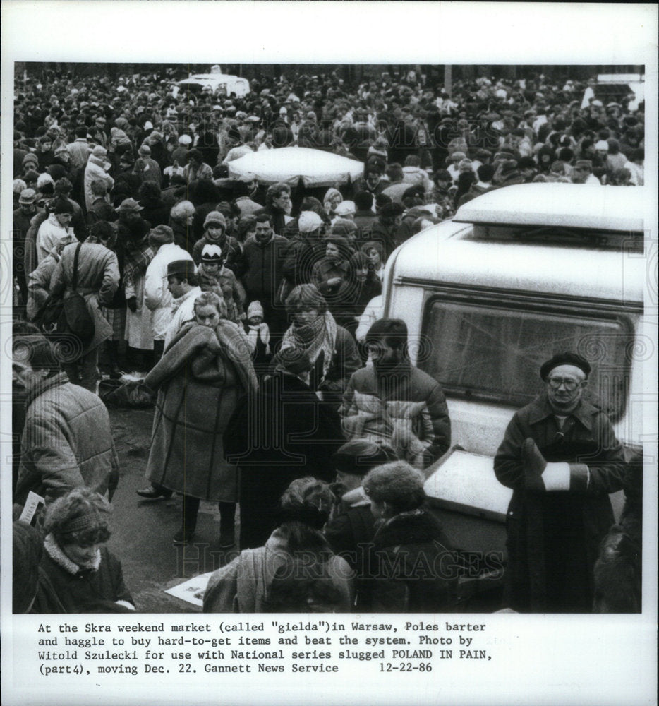 1986 Press Photo Poles Barter Geilda Poland Pain Haggle - Historic Images