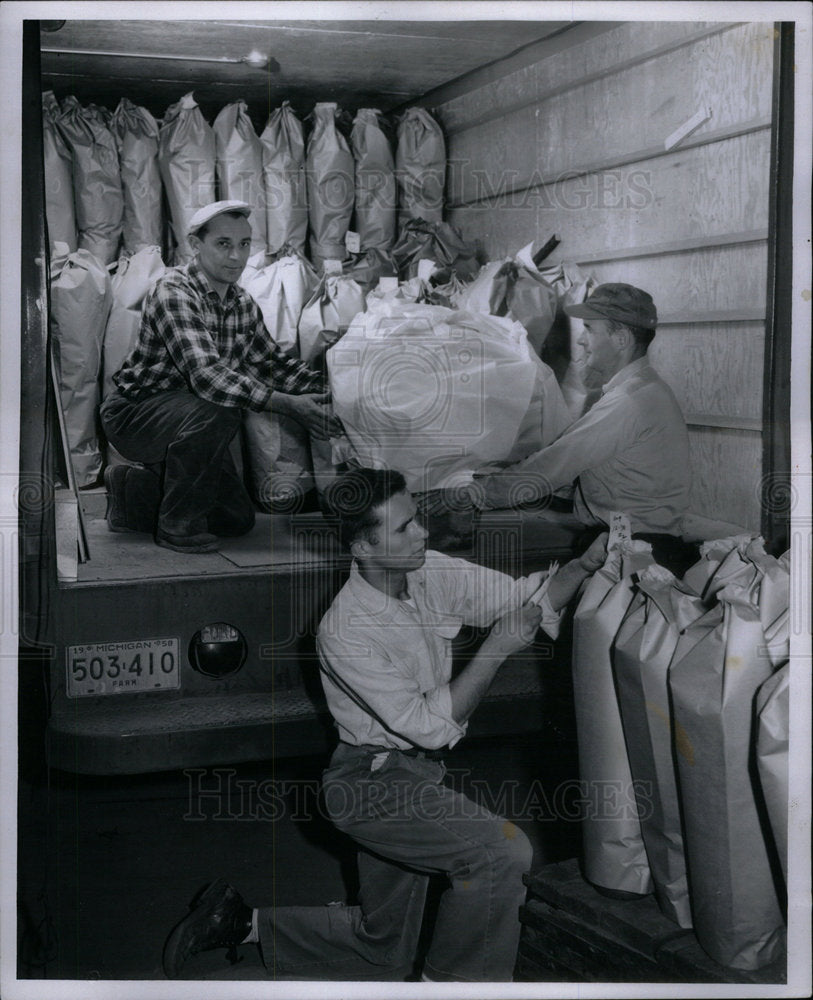 1959 Press Photo Truck Joseph Molnar Don Weber Albert - Historic Images