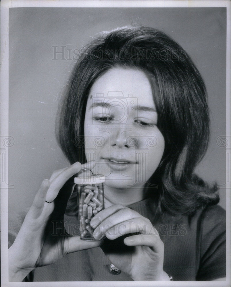 1968 Press Photo Nancy Moreeuw Child Proof Bottle - Historic Images