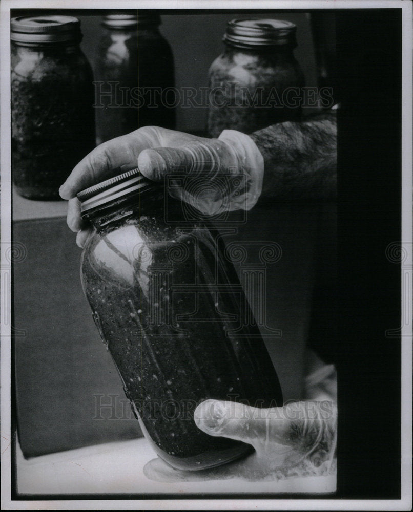 1977 Press Photo Poisoning Botulism Sample - Historic Images