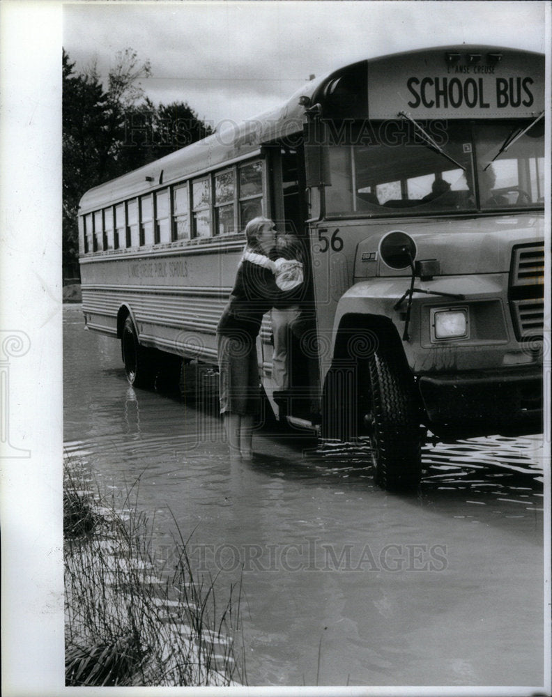 1986 Press Photo Bonnie Barlett son floods school water - Historic Images