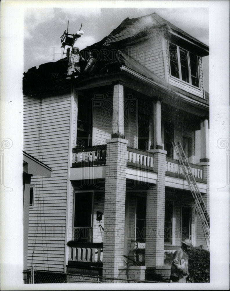 1985 Press Photo Fire garage alley spread family house - Historic Images