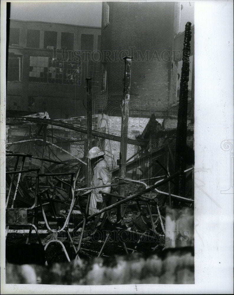 1985 Press Photo Alan Keller Furniture Fire Riopelle - Historic Images