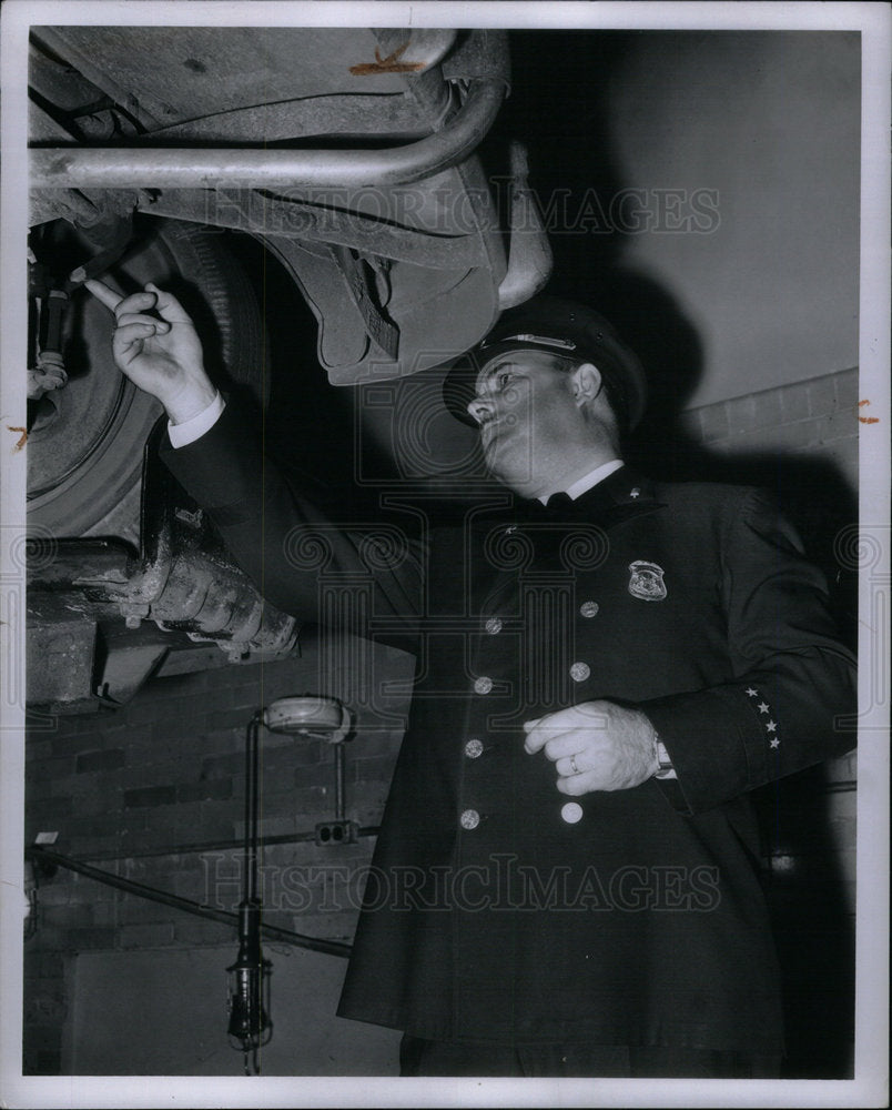 1950 Press Photo Detroit Police Clue Search - Historic Images