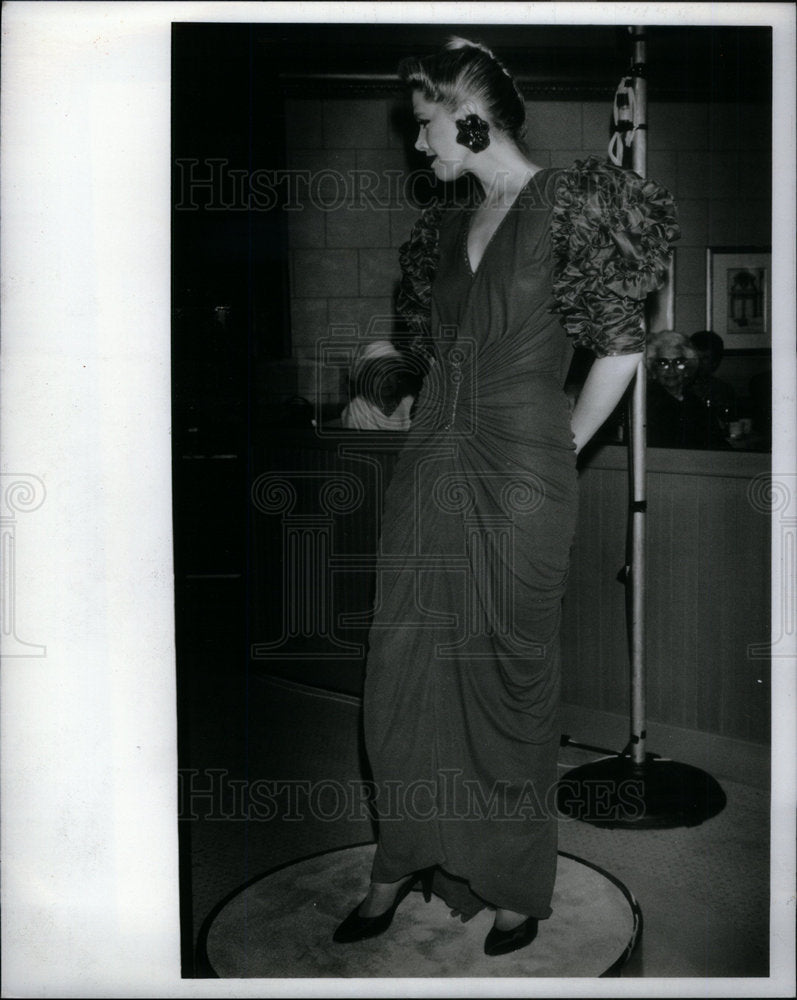 1988 Press Photo Zandra Rhodes Fashion Show Field&#39;s - Historic Images