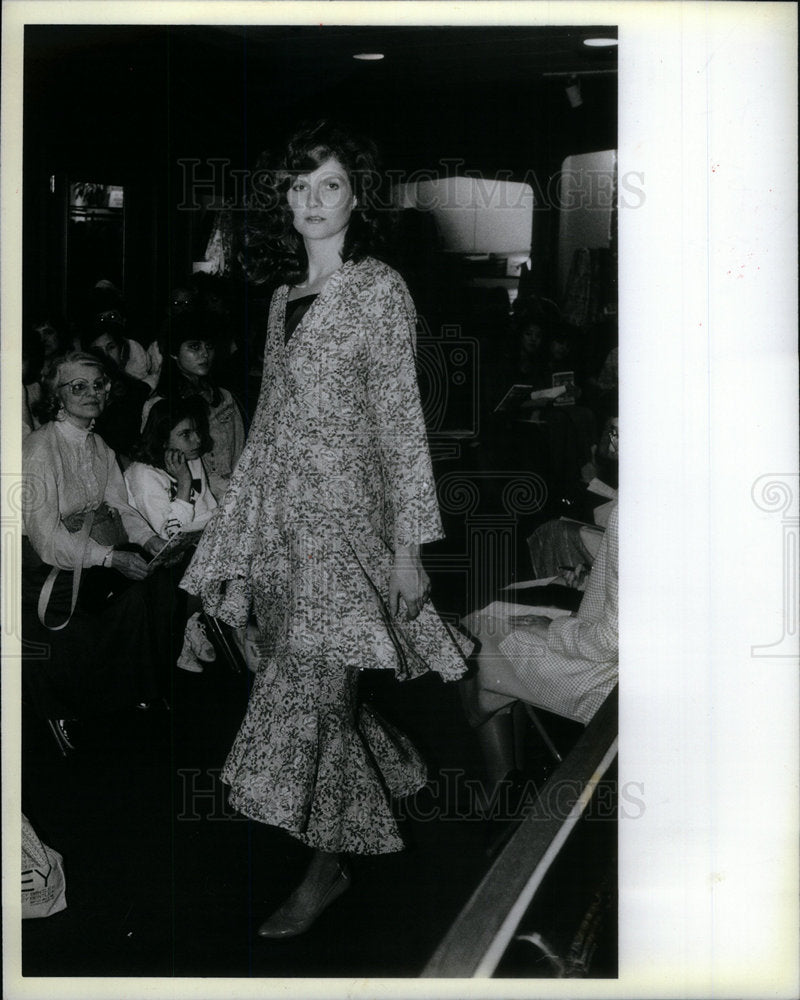 1988 Press Photo Student Fashion London Fabric Tower - Historic Images