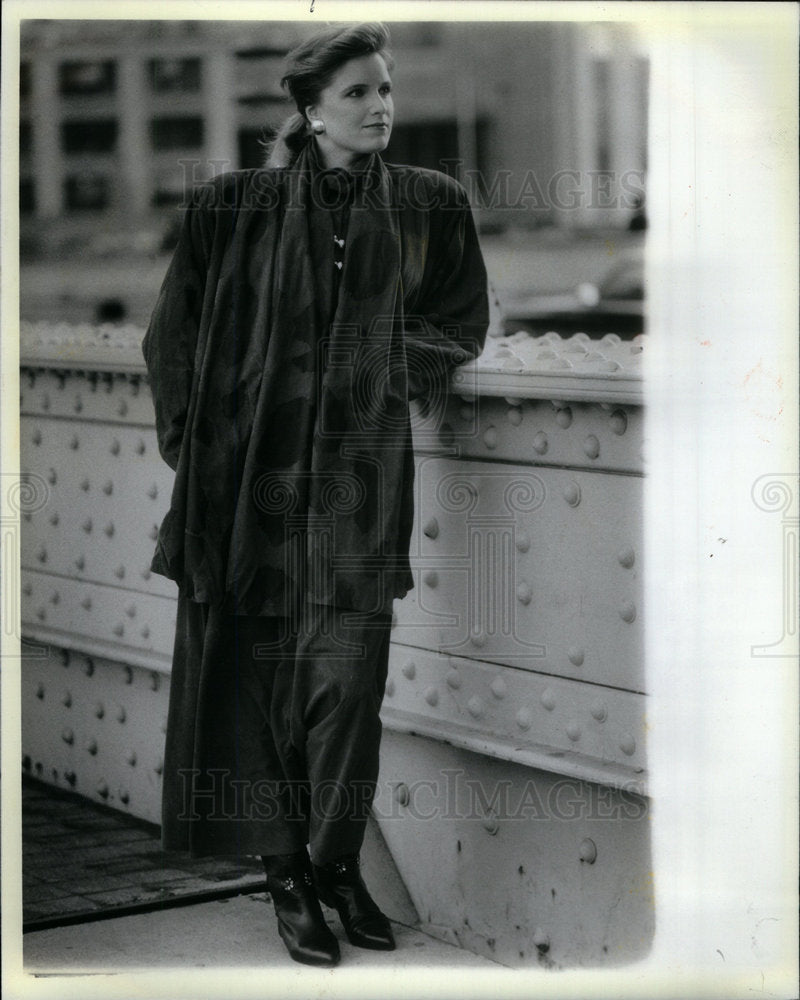 1986 Press Photo Color Black White Clothe Fashion One - Historic Images