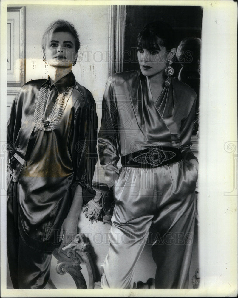 1986 Press Photo Cobalt blue silk chartreuse pajamas - Historic Images