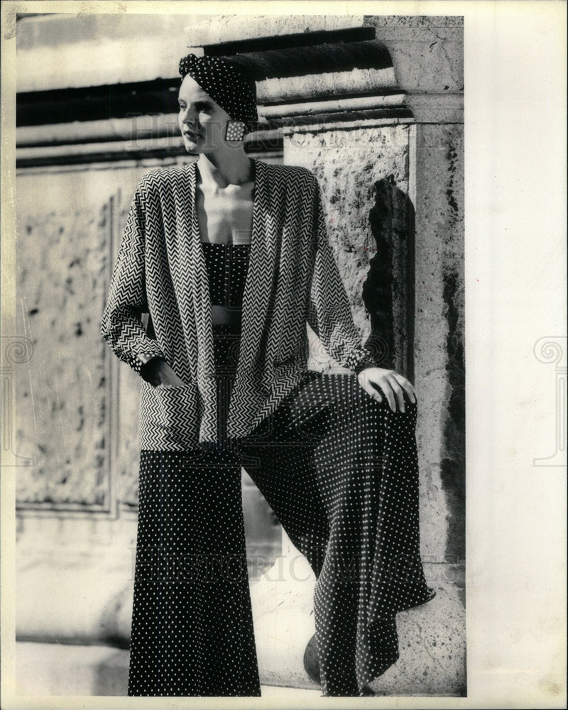 1986 Press Photo Zigzag Jacket Polka Dot Bandeau pants - Historic Images