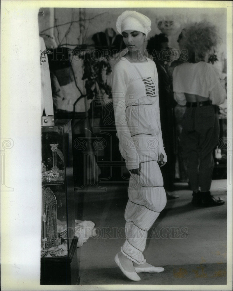 1986 Press Photo  Mummie line  black and white Dress - Historic Images