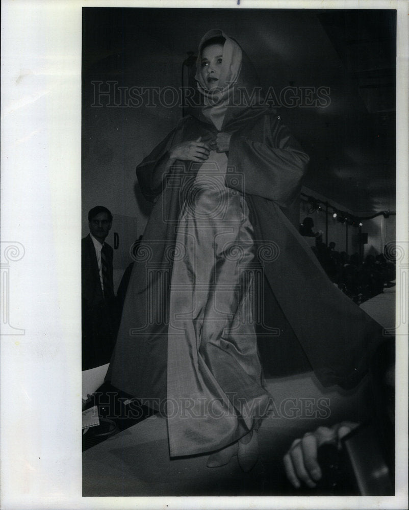 1988 Press Photo Issuc Mizrahi Women Fashion - Historic Images