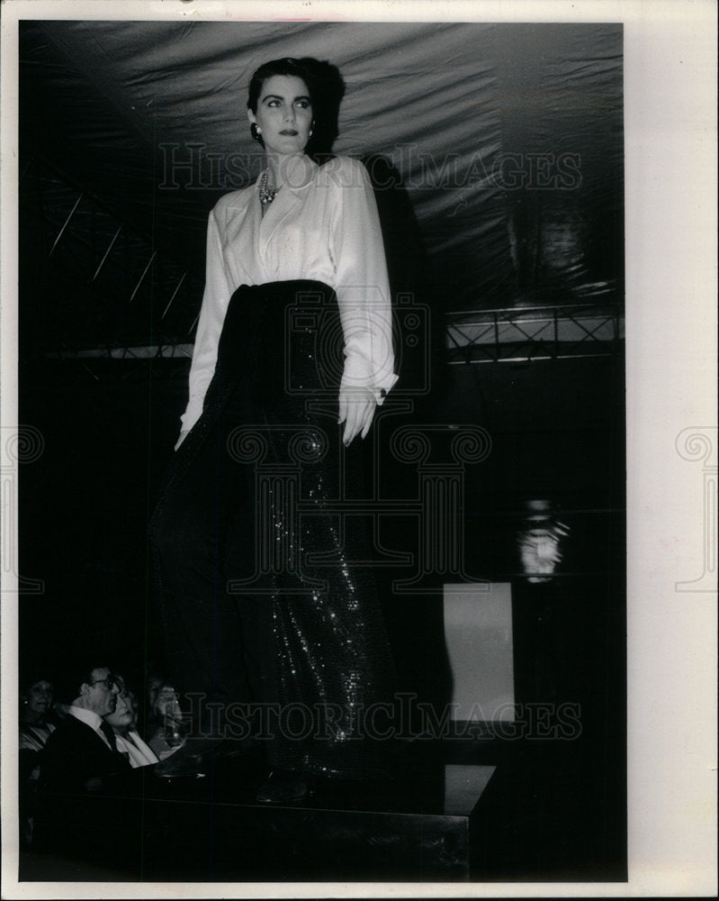 1985 Press Photo Satin bobylouse black sequin scar Gold - Historic Images