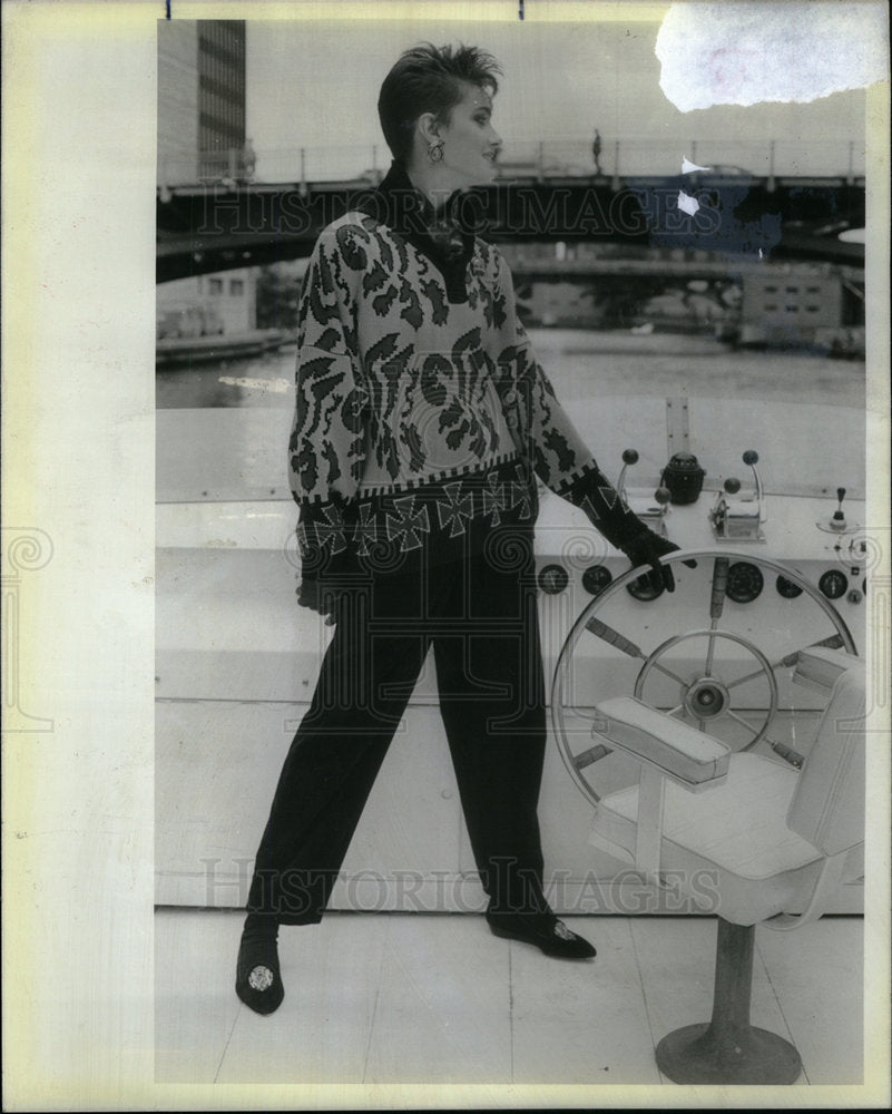 1985 Press Photo Black Heraldic sweater Cotton Trousers - Historic Images